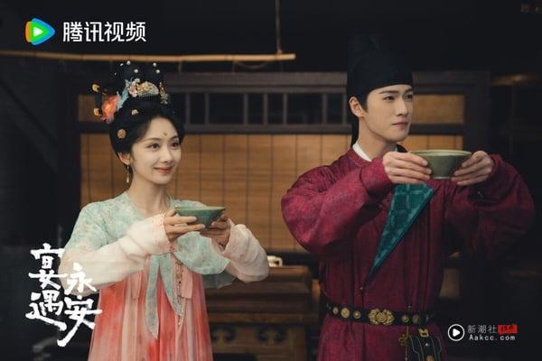 网评2025“好看到值得二刷”电视剧TOP10!《入青云》第5,《临江仙》第3,冠军确实很上瘾 内容图1 新潮社-实时最新热点娱乐时尚美妆等新闻资讯网站! 《宴遇永安》改编自人气小说《长安小饭馆》,剧情结合穿越、美食和甜宠,风格有点类似《卿卿日常》,但编剧功底却差很多。《宴遇永安》原着小说美食是一大亮点,又结合一家人集体穿越的设定,其实挺有趣,但剧版拍得不太吸引人。《宴遇永安》开篇没有太多美食情节,爱情线、家人群像也拍得不太吸睛,失去原着温暖治愈的调性。不过《宴遇永安》风格很轻松,作为下饭剧还是可以一追。