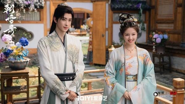 网评2025“好看到值得二刷”电视剧TOP10!《入青云》第5,《临江仙》第3,冠军确实很上瘾 内容图4 新潮社-实时最新热点娱乐时尚美妆等新闻资讯网站! 《朝雪录》是2025暑期档成绩挺不错的古装偶像剧,虽然剧中的案件不复杂,常看古装悬疑剧的观众很容易就能猜到套路,但作为下饭剧是合格的。《朝雪录》除了探案情节外,还融合了宅斗元素,李兰迪和敖瑞鹏搭起来意外有CP火花!古偶剧只要主演有CP火花就赢一半了,《朝雪录》的爱情线很好嗑!