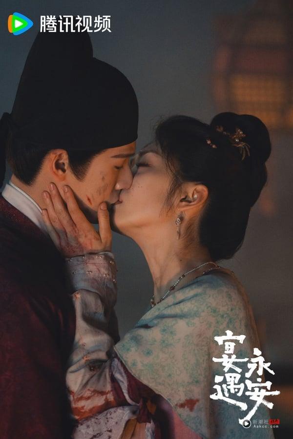 网评2025“好看到值得二刷”电视剧TOP10!《入青云》第5,《临江仙》第3,冠军确实很上瘾 内容图3 新潮社-实时最新热点娱乐时尚美妆等新闻资讯网站! 《宴遇永安》改编自人气小说《长安小饭馆》,剧情结合穿越、美食和甜宠,风格有点类似《卿卿日常》,但编剧功底却差很多。《宴遇永安》原着小说美食是一大亮点,又结合一家人集体穿越的设定,其实挺有趣,但剧版拍得不太吸引人。《宴遇永安》开篇没有太多美食情节,爱情线、家人群像也拍得不太吸睛,失去原着温暖治愈的调性。不过《宴遇永安》风格很轻松,作为下饭剧还是可以一追。