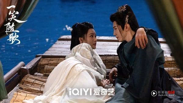 网评2025“好看到值得二刷”电视剧TOP10!《入青云》第5,《临江仙》第3,冠军确实很上瘾 内容图8 新潮社-实时最新热点娱乐时尚美妆等新闻资讯网站! 《一笑随歌》其实可以追!本来因为《锦月如歌》、《与晋长安》等女将军题材的电视剧连着播,大家都有点腻,没想到《一笑随歌》超出预期,网友称赞李沁有演出女将军的英气,剧情推进流畅,满满爆点。男女主角势均力敌,女二由恋爱脑变疯批,剧中有满多失忆、血吻、囚禁的狗血老梗,但拍得很带感。