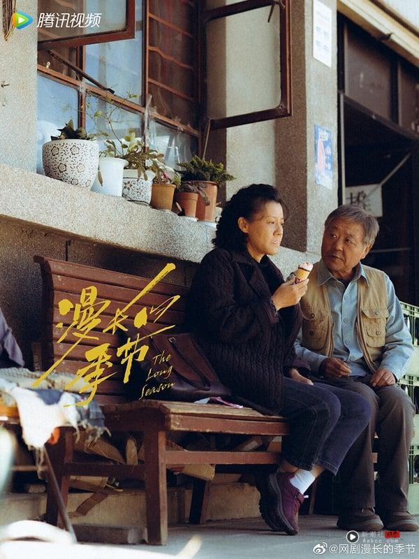 近年腾讯电视剧“集均网播量”TOP10!《许我耀眼》冲第5,《长相思》第2,冠军确实厉害 内容图9 新潮社-实时最新热点娱乐时尚美妆等新闻资讯网站! 《漫长的季节》剧照,透过光影呈现出剧集独特的生活悬疑氛围。