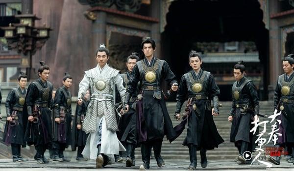 近年腾讯电视剧“集均网播量”TOP10!《许我耀眼》冲第5,《长相思》第2,冠军确实厉害 内容图5 新潮社-实时最新热点娱乐时尚美妆等新闻资讯网站! 古装电视剧《大奉打更人》剧照,王鹤棣饰演主角许七安,手持长刀,眼神锐利