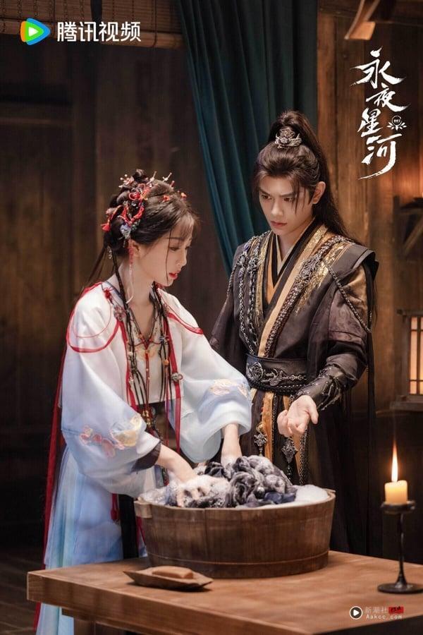 近年腾讯电视剧“集均网播量”TOP10!《许我耀眼》冲第5,《长相思》第2,冠军确实厉害 内容图3 新潮社-实时最新热点娱乐时尚美妆等新闻资讯网站! 穿书剧《永夜星河》中,虞书欣与丁禹兮在剧中的互动场景