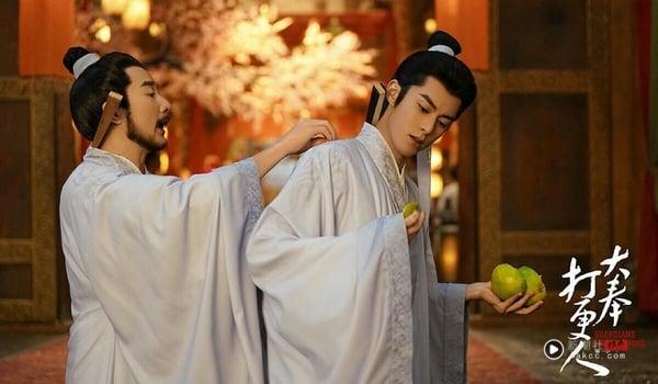 近年腾讯电视剧“集均网播量”TOP10!《许我耀眼》冲第5,《长相思》第2,冠军确实厉害 内容图4 新潮社-实时最新热点娱乐时尚美妆等新闻资讯网站! 《大奉打更人》剧照,王鹤棣饰演的许七安身处古代场景中,展现穿越后的适应力。