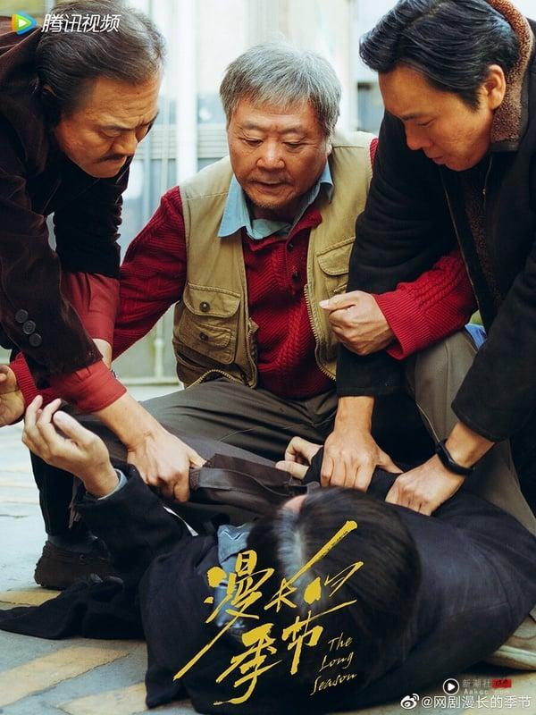 近年腾讯电视剧“集均网播量”TOP10!《许我耀眼》冲第5,《长相思》第2,冠军确实厉害 内容图7 新潮社-实时最新热点娱乐时尚美妆等新闻资讯网站! 高分悬疑电视剧《漫长的季节》剧照,三位主角范伟、秦昊、陈明昊并肩而行