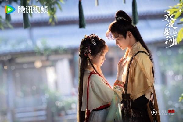 近年腾讯电视剧“集均网播量”TOP10!《许我耀眼》冲第5,《长相思》第2,冠军确实厉害 内容图1 新潮社-实时最新热点娱乐时尚美妆等新闻资讯网站! 电视剧《永夜星河》剧照,虞书欣与丁禹兮身穿古装,深情相拥