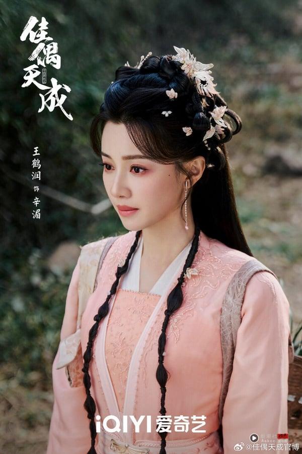 《入青云》播完任嘉伦《佳偶天成》接棒!2025待播古装仙侠剧热度TOP10!冠军未播先火 内容图5 新潮社-实时最新热点娱乐时尚美妆等新闻资讯网站! 任嘉伦今年主演的《无忧渡》冲出好评,这之后任嘉伦依然古装存货满满,除了有和彭小苒的《凤凰台上》,还有仙侠剧《佳偶天成》,合作新面孔小花王鹤润。大家对王鹤润可能不太熟悉,不过应该会对《莲花楼》里的女反派角丽谯有印象,她的古装造型很美艳上相!