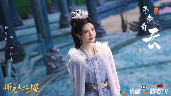 《入青云》播完任嘉伦《佳偶天成》接棒!2025待播古装仙侠剧热度TOP10!冠军未播先火 内容图8 新潮社-实时最新热点娱乐时尚美妆等新闻资讯网站! 《师兄太稳健》是仙侠轻喜剧,改编自言归正传的小说《我师兄实在太稳健了》,找来《白月梵星》敖瑞鹏,搭档《长月烬明》女三孙珍妮。剧情很有趣,原着小说是重生文呢!