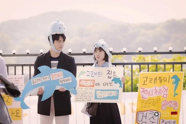 《台风商社》热度低迷?韩网热议近三年最红韩剧TOP5!《苦尽柑来》第2,冠军零负评! 内容图2 新潮社-实时最新热点娱乐时尚美妆等新闻资讯网站! 韩剧《非常律师禹英禑》中,朴恩斌与姜泰伍在夕阳下举着拯救海豚的海报,氛围温馨