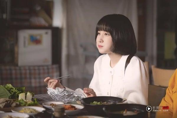 《台风商社》热度低迷?韩网热议近三年最红韩剧TOP5!《苦尽柑来》第2,冠军零负评! 内容图3 新潮社-实时最新热点娱乐时尚美妆等新闻资讯网站! 朴恩斌在《非常律师禹英禑》中吃着最喜欢的爸爸牌海苔饭卷,面带微笑的经典造型