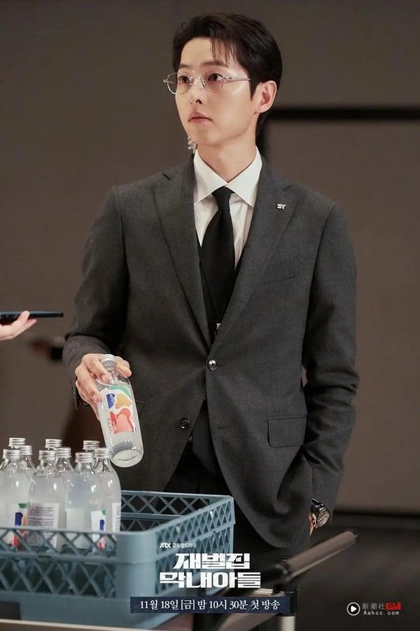 《台风商社》热度低迷?韩网热议近三年最红韩剧TOP5!《苦尽柑来》第2,冠军零负评! 内容图5 新潮社-实时最新热点娱乐时尚美妆等新闻资讯网站! 韩剧《财阀家的小儿子》剧照,宋仲基饰演的陈导俊西装笔挺,展现重生后的自信。