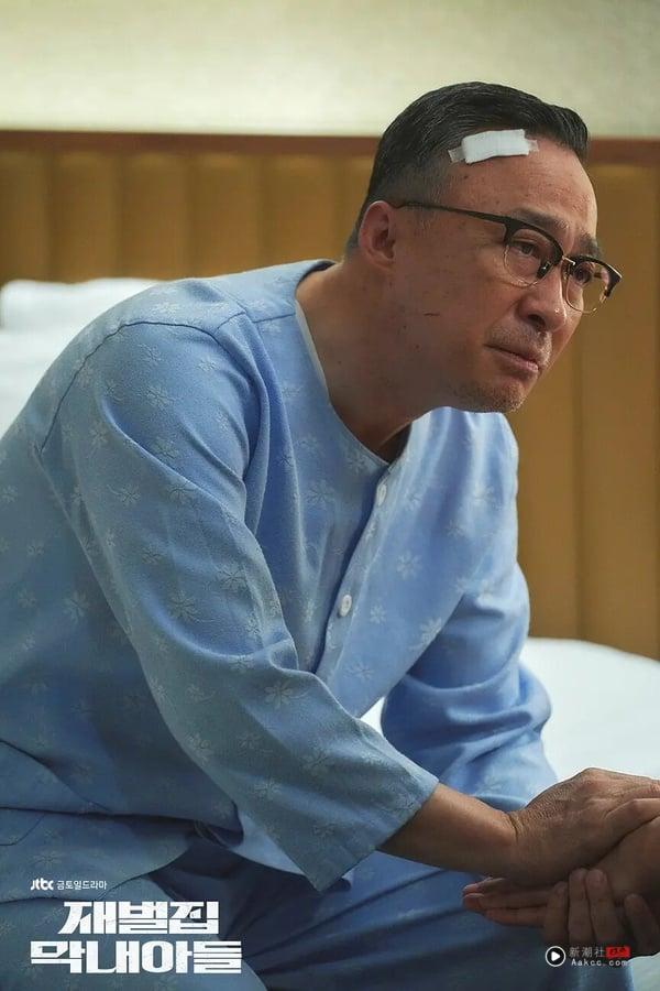 《台风商社》热度低迷?韩网热议近三年最红韩剧TOP5!《苦尽柑来》第2,冠军零负评! 内容图6 新潮社-实时最新热点娱乐时尚美妆等新闻资讯网站! 李星民在《财阀家的小儿子》中饰演会长陈养喆,展现影帝级的霸气演技。