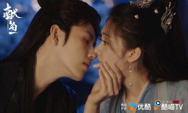 10部Netflix电视剧哪部好看?《暗河传》评价两极《水龙吟》节奏快,第十部好看到超越不了 内容图7 新潮社-实时最新热点娱乐时尚美妆等新闻资讯网站! 电视剧《献鱼》中,陈飞宇与王影璐的甜蜜互动场景