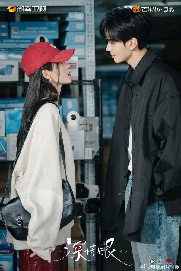 10部Netflix电视剧哪部好看?《暗河传》评价两极《水龙吟》节奏快,第十部好看到超越不了 内容图3 新潮社-实时最新热点娱乐时尚美妆等新闻资讯网站! 电视剧《深情眼》经典场景,张予曦与毕雯珺深情对望,充满浪漫氛围。