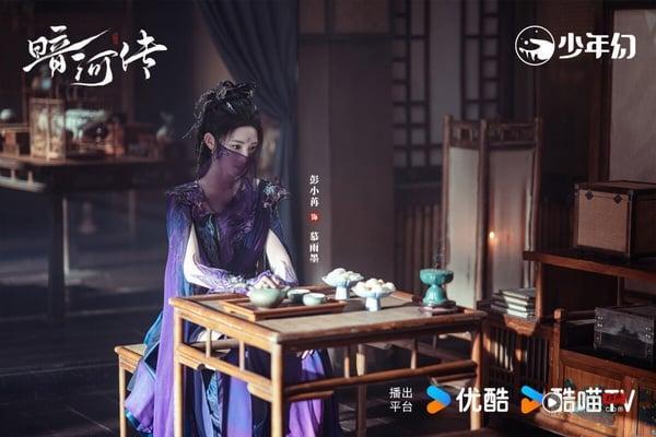 10部不用快转“第一集就好看”电视剧!《许我耀眼》《暗河传》惊艳,第十部更是一集上瘾 内容图5 新潮社-实时最新热点娱乐时尚美妆等新闻资讯网站! 龚俊主演的《暗河传》改编自周木楠的同名小说,是高评价武侠剧《少年歌行》的外传。《暗河传》不是走《少年歌行》的热血少年武侠路线,拍的是江湖黑暗面。虽然有观众认为《暗河传》没有超越前作《少年歌行》、首集太暗了,但《暗河传》打戏、特效是获赞的,节奏不拖沓,也有刺激的少年热血群像。