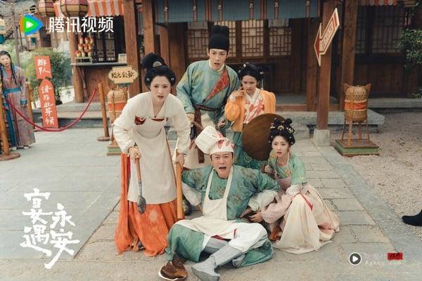 电视剧评分榜TOP10!《许我耀眼》6.5分第七,《入青云》7.0分冲第三,冠军评分高达7.8! 内容图2 新潮社-实时最新热点娱乐时尚美妆等新闻资讯网站! 《宴遇永安》改编自人气小说《长安小饭馆》,剧情结合穿越、美食和甜宠,风格有点类似《卿卿日常》,但编剧功底却差很多。《宴遇永安》原着小说美食是一大亮点,又结合一家人集体穿越的设定,其实挺有趣,但剧版拍得不太吸引人。《宴遇永安》开篇没有太多美食情节,爱情线、家人群像也拍得不太吸睛,失去原着温暖治愈的调性。