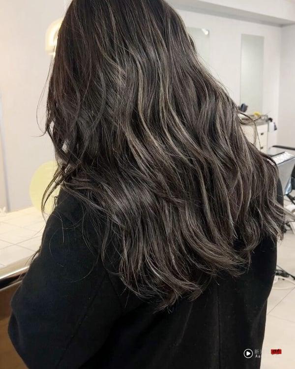 线条染是什么?15款“线条染”发色趋势范本,优缺点&维护攻略 内容图9 新潮社-实时最新热点娱乐时尚美妆等新闻资讯网站! 线条染是什么?15款2025“线条染”发色趋势范本,优缺点&维护攻略