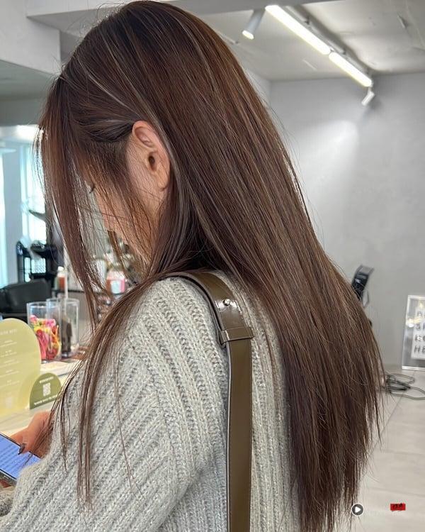 线条染是什么?15款“线条染”发色趋势范本,优缺点&维护攻略 内容图6 新潮社-实时最新热点娱乐时尚美妆等新闻资讯网站! 线条染是什么?15款2025“线条染”发色趋势范本,优缺点&维护攻略