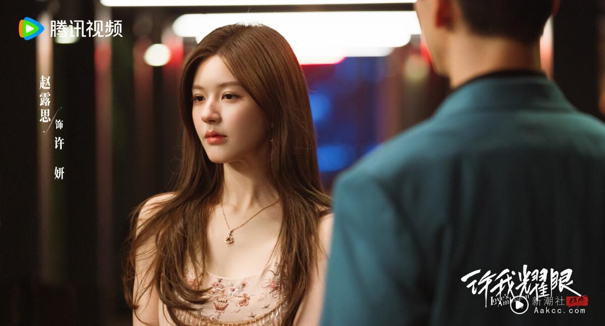 《许我耀眼》无冷场!10部2025好看到“能从头到尾看完”电视剧!这部8.3分神剧错过很可惜 内容图1 新潮社-实时最新热点娱乐时尚美妆等新闻资讯网站! 2025必追电视剧《许我耀眼》剧照,女主角许妍(赵露思饰)展现其野心家的一面。