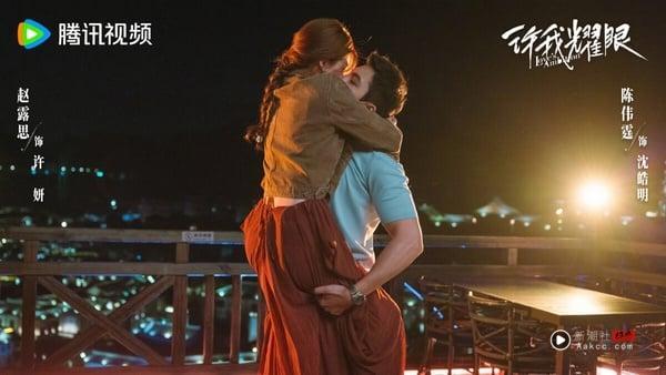 《许我耀眼》无冷场!10部2025好看到“能从头到尾看完”电视剧!这部8.3分神剧错过很可惜 内容图2 新潮社-实时最新热点娱乐时尚美妆等新闻资讯网站! 都市电视剧《许我耀眼》剧照,呈现当红主播许妍(赵露思饰)光鲜亮丽的形象。