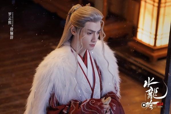 《水龙吟》罗云熙古装比《长月烬明》还华丽!10位演员穿古装:陈瑶娇媚,林允超级仙 内容图1 新潮社-实时最新热点娱乐时尚美妆等新闻资讯网站! 罗云熙一直都是公认的古装美男,而且特别适合演仙侠剧,他在《水龙吟》饰演“唐俪辞”,造型相当华丽,带有亦正亦邪的气质,让不少网友都表示,只有罗云熙能撑得起角色的仙气,这造型根本幻视了《长月烬明》里的“澹台烬”!