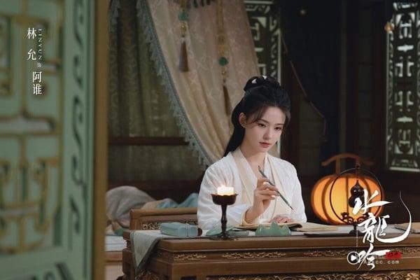 《水龙吟》罗云熙古装比《长月烬明》还华丽!10位演员穿古装:陈瑶娇媚,林允超级仙 内容图4 新潮社-实时最新热点娱乐时尚美妆等新闻资讯网站! 林允虽然古装作品不算多,但每次出演都让人印象深刻,像是她曾在《梦华录》饰演“宋引章”一角。林允这次的角色是唐俪辞一旁的侍女“阿谁”,身世悲惨,默默喜欢着唐俪辞,虽然阿谁的造型和其他女星相较下比较朴素,但形象清纯灵动依旧获得不少好评!