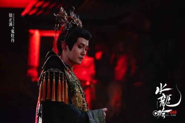 《水龙吟》罗云熙古装比《长月烬明》还华丽!10位演员穿古装:陈瑶娇媚,林允超级仙 内容图12 新潮社-实时最新热点娱乐时尚美妆等新闻资讯网站! 徐正溪也是观众认证的古装美男,演过不少古装剧,像是《烈焰》、《流水迢迢》等,他在剧里饰演“鬼牡丹”,是“七花云行客”的创始人,也是个无情、心狠手辣的魁儡师,徐正溪的古装造型也是走邪媚、华丽路线,甚至不输唐俪辞,还有网友笑说,徐正溪的造型精致到像把宫殿穿在身上!