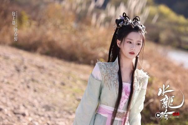 《水龙吟》罗云熙古装比《长月烬明》还华丽!10位演员穿古装:陈瑶娇媚,林允超级仙 内容图8 新潮社-实时最新热点娱乐时尚美妆等新闻资讯网站! 包上恩是观众缘蛮好的00后小花,她的古装造型耐看,今年在《韶华若锦》搭档宋威龙,就获得不小的关注,之后还有一部《江湖夜雨十年灯》,热度也不低!她在《水龙吟》饰演侠女“钟春髻”,虽然不是走英姿飒爽的路线,但性格豪气仗义,人设也不差,与阿谁一样,同样喜欢唐俪辞。