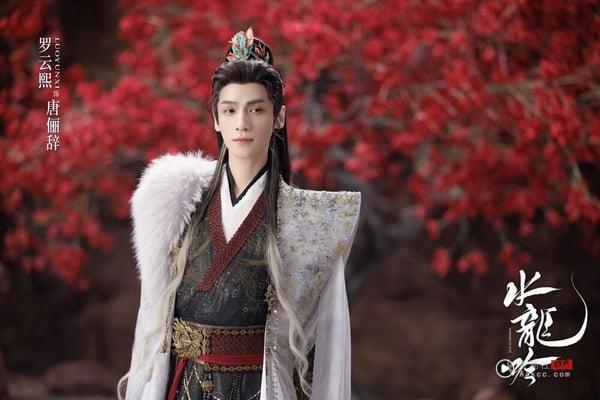 《水龙吟》罗云熙古装比《长月烬明》还华丽!10位演员穿古装:陈瑶娇媚,林允超级仙 内容图3 新潮社-实时最新热点娱乐时尚美妆等新闻资讯网站! 罗云熙一直都是公认的古装美男,而且特别适合演仙侠剧,他在《水龙吟》饰演“唐俪辞”,造型相当华丽,带有亦正亦邪的气质,让不少网友都表示,只有罗云熙能撑得起角色的仙气,这造型根本幻视了《长月烬明》里的“澹台烬”!