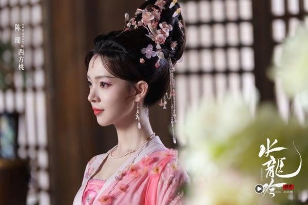 《水龙吟》罗云熙古装比《长月烬明》还华丽!10位演员穿古装:陈瑶娇媚,林允超级仙 内容图10 新潮社-实时最新热点娱乐时尚美妆等新闻资讯网站! 陈瑶在古装剧里也是熟面孔,前阵子还搭档全伊伦出演了短剧《照镜辞》,作品小有热度!陈瑶的古装造型多变,能演清纯美少女,也适合演美艳动人的角色!她在《水龙吟》饰演的就是反派“西方桃”,属于神秘组织“七花云行客”的一员,性格又媚又狠、心机深沉,与唐俪辞有精彩的斗智、斗心机。