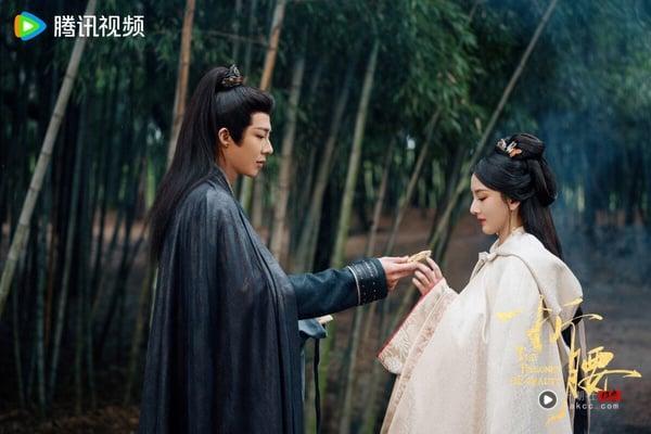 2025小说改编电视剧评分TOP10!《许我耀眼》落榜,《凡人修仙传》7.5分第八,冠军零负评 内容图2 新潮社-实时最新热点娱乐时尚美妆等新闻资讯网站! 古装电视剧《折腰》由刘宇宁主演,剧照中展现其英挺扮相,该剧以先婚后爱为特色。