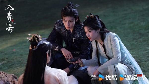 10部“史上最难走出来”超好看电视剧!《入青云》《东宫》被提名,第十部好看到无法出坑 内容图3 新潮社-实时最新热点娱乐时尚美妆等新闻资讯网站! 仙侠剧《入青云》中,侯明昊饰演的男主角纪伯宰手持折扇,展现浪荡不羁的形象。