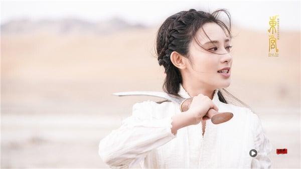 10部“史上最难走出来”超好看电视剧!《入青云》《东宫》被提名,第十部好看到无法出坑 内容图5 新潮社-实时最新热点娱乐时尚美妆等新闻资讯网站! 《东宫》女主角小枫(彭小苒饰)身穿异域白衣,眼神流露悲伤,是剧中经典造型。