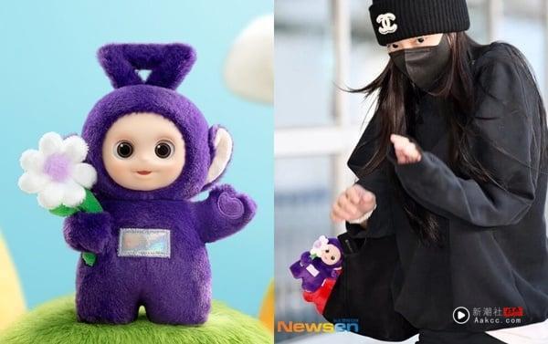 韩星都在疯什么“包包吊饰”?同款帮你神出来!张员瑛、Cortis赵雨凡都是Crybaby粉 内容图4 新潮社-实时最新热点娱乐时尚美妆等新闻资讯网站! 韩星包包吊饰:BLACKPINK Jennie - POP MART天线宝宝系列“说你好”