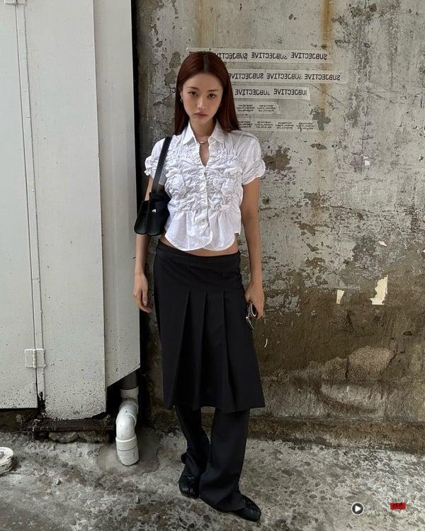 衬衫穿搭攻略!从白衬衫到牛仔衬衫,20大实用搭法+80种穿搭时髦范本,轻松驾驭! 内容图2 新潮社-实时最新热点娱乐时尚美妆等新闻资讯网站! 一名女子示范白衬衫 Smart Casual 穿搭,以白色短袖衬衫搭配黑色长裤裙与黑色娃娃鞋,展现知性风格