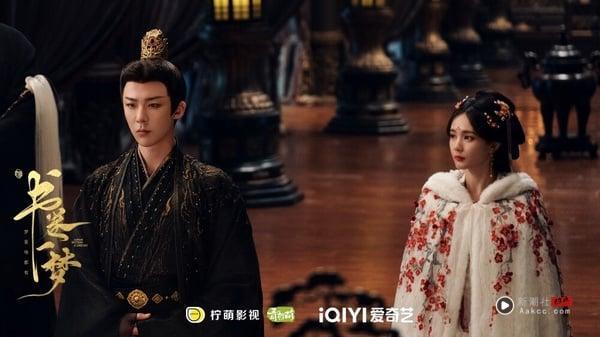 2025电视剧之最!高分高收视电视剧TOP5!《许我耀眼》不够高评,《无忧渡》第二,冠军是它 内容图1 新潮社-实时最新热点娱乐时尚美妆等新闻资讯网站! 《书卷一梦》是今年表现亮眼的黑马古装剧,这部是穿书设定,讲述180线女演员宋小鱼意外穿越进剧本世界,成为被反派男主用完即弃、凌虐致死的女主角,剧情轻松搞笑,所以看一集就会上瘾,让人忍不住想继续看下去,故事节奏不拖沓、充满反转,完全猜不到后续发展,结局也没烂尾,蛮值得一追!