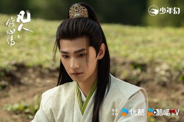 2025电视剧之最!高分高收视电视剧TOP5!《许我耀眼》不够高评,《无忧渡》第二,冠军是它 内容图5 新潮社-实时最新热点娱乐时尚美妆等新闻资讯网站! 《凡人修仙传》同样是大男主剧,表现也很不错呢!这部主打修仙题材,虽然整体节奏比较慢,没太多狗血剧情,需要撑过前三集才能渐入佳境,但剧里实景拍摄的画面很美,质感非常好,杨洋的演技也自然不少,没有油腻感,古装造型依旧相当帅气,吸引不少粉丝!