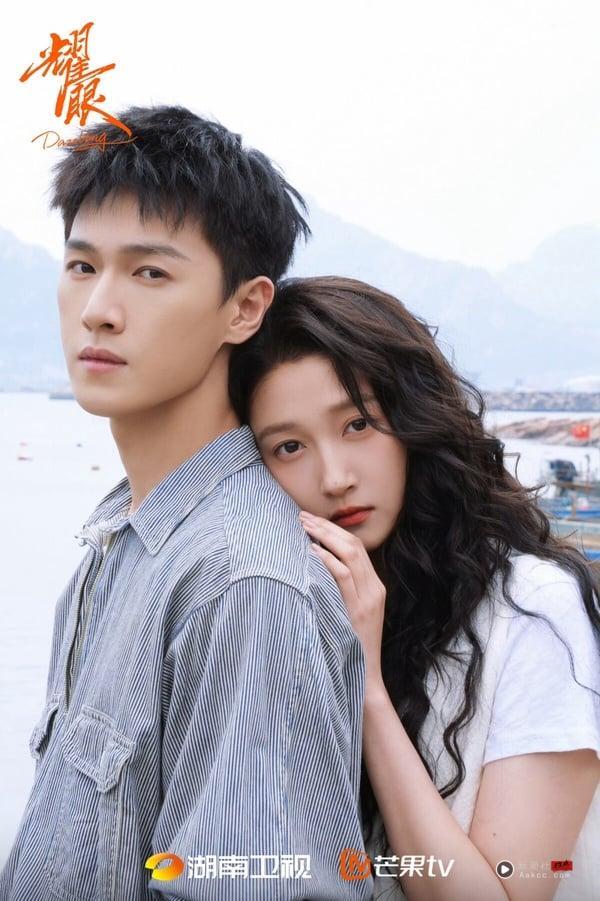 电视剧《耀眼》剧情看点&角色介绍:关晓彤化身落难千金,携金发少年李昀锐共谱青春爱恋 内容图1 新潮社-实时最新热点娱乐时尚美妆等新闻资讯网站! 李昀锐、关晓彤《耀眼》剧情看点&角色介绍