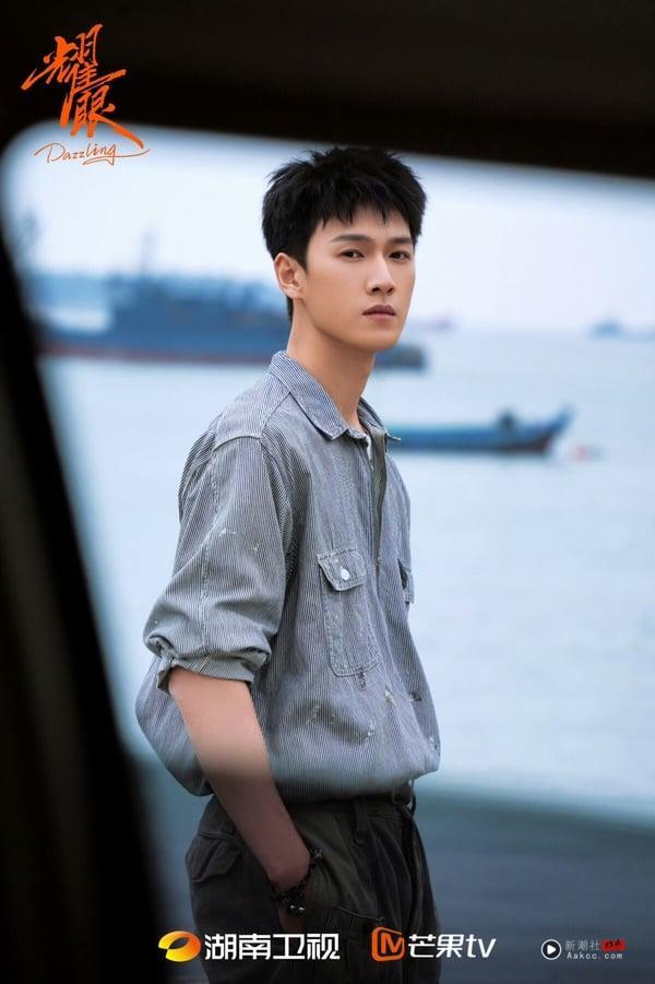 电视剧《耀眼》剧情看点&角色介绍:关晓彤化身落难千金,携金发少年李昀锐共谱青春爱恋 内容图9 新潮社-实时最新热点娱乐时尚美妆等新闻资讯网站! 李昀锐、关晓彤《耀眼》剧情看点&角色介绍