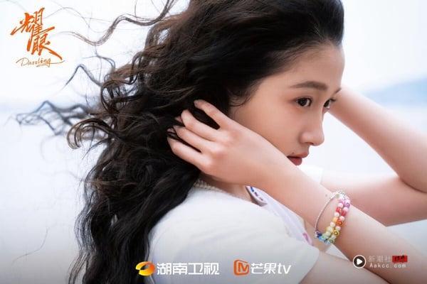 电视剧《耀眼》剧情看点&角色介绍:关晓彤化身落难千金,携金发少年李昀锐共谱青春爱恋 内容图8 新潮社-实时最新热点娱乐时尚美妆等新闻资讯网站! 李昀锐、关晓彤《耀眼》剧情看点&角色介绍