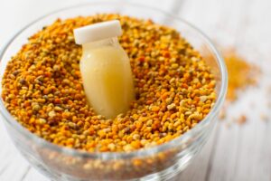 蜂王乳有6大功效？什么人不适合吃？专家图文说明！