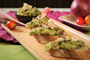 别只拿来打酪梨牛奶！搭配开心果“鸡肉酪梨波夏塔”上桌