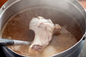 大骨汤能补钙？虫咬过的菜没农药？专家破除3大谣言