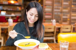 先喝汤还是先吃菜？不挨饿也能瘦，进食顺序是关键