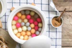 火龙果也能做汤圆！搭配玫瑰花茶汤底，新口味越吃越涮嘴！