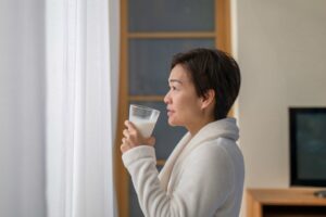 1杯等于3杯的钙?想喝高钙奶粉,成人或幼儿奶粉,成分、产地和品质这样挑才对!