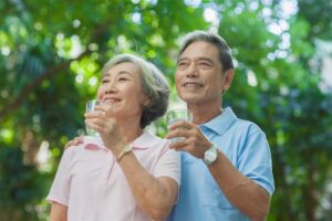 高龄王国日本的启示:让座是出于同情的施舍…我们靠3大观念,成为让所有人喜爱的大人