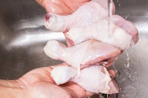 千万别水洗生鸡肉,易细菌感染恐致病!专家教正确做法~