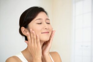 脸颊松弛、眉毛下垂？学会3个脸部运动，用小动作对抗肌肉老化