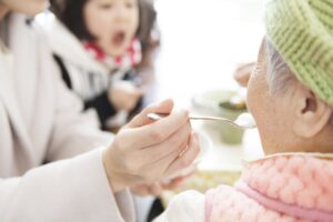 陪父亲用餐、喂母亲吃饭…我在养老院看到的感人故事